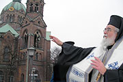 Griechisch-Orthodoxe Metropolie von Deutschland lädt ein: traditionelle Zeremonie der Gewässerweihung für die Isar an der Praterinsel 6.01.2009 (Foto: Martin Schmitz)